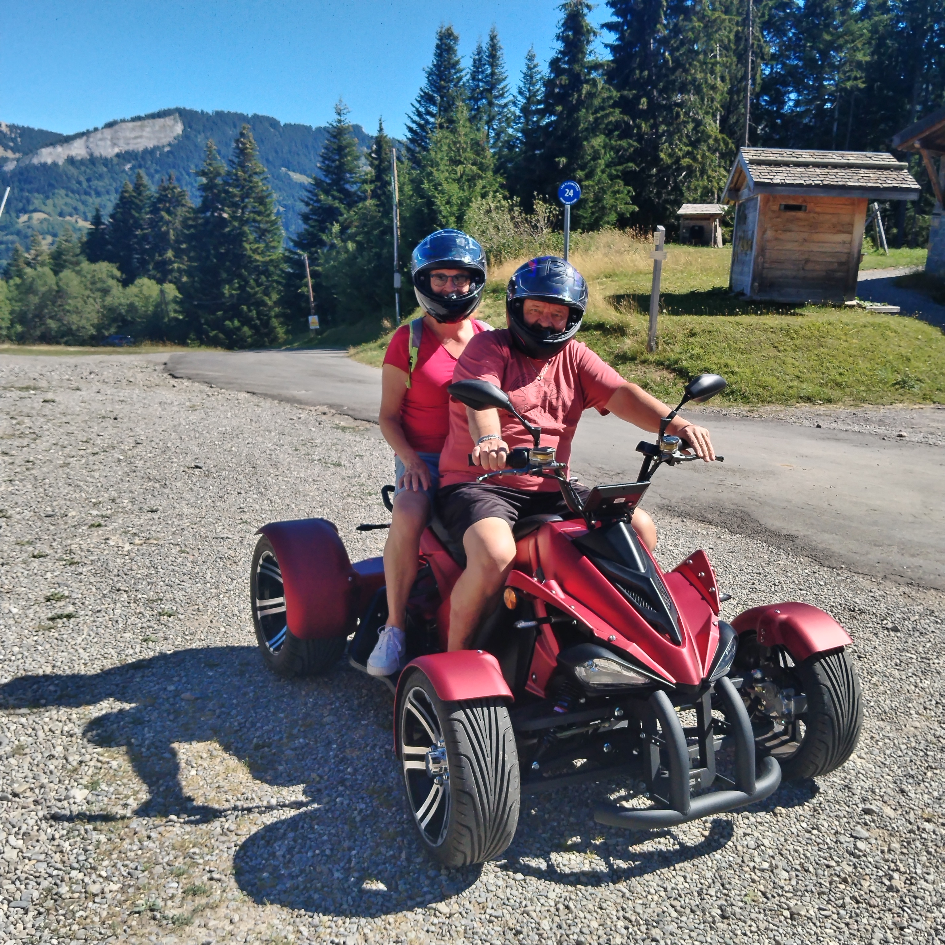 Randonnée en quad sur route de montagne