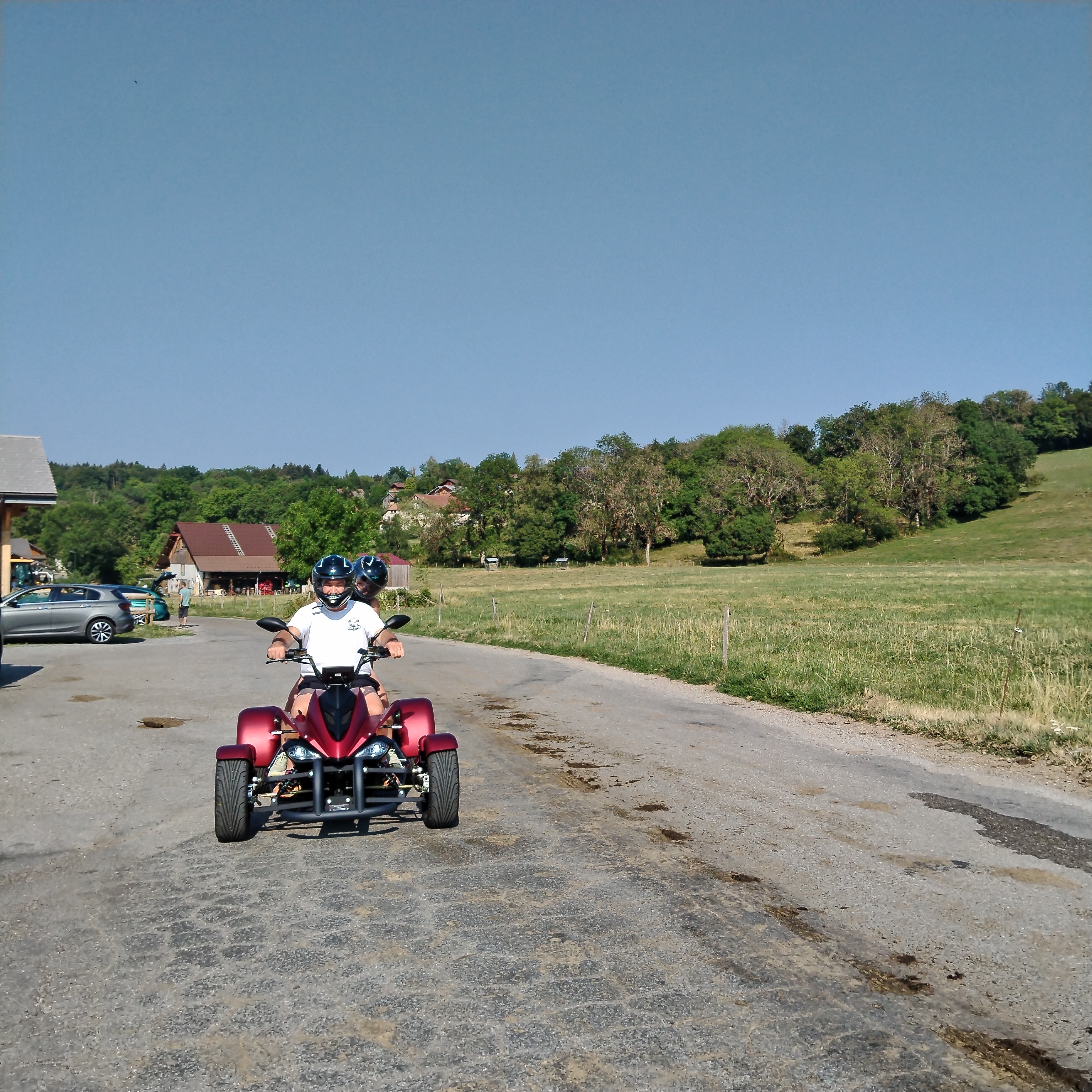 Quad sur une piste en pleine nature