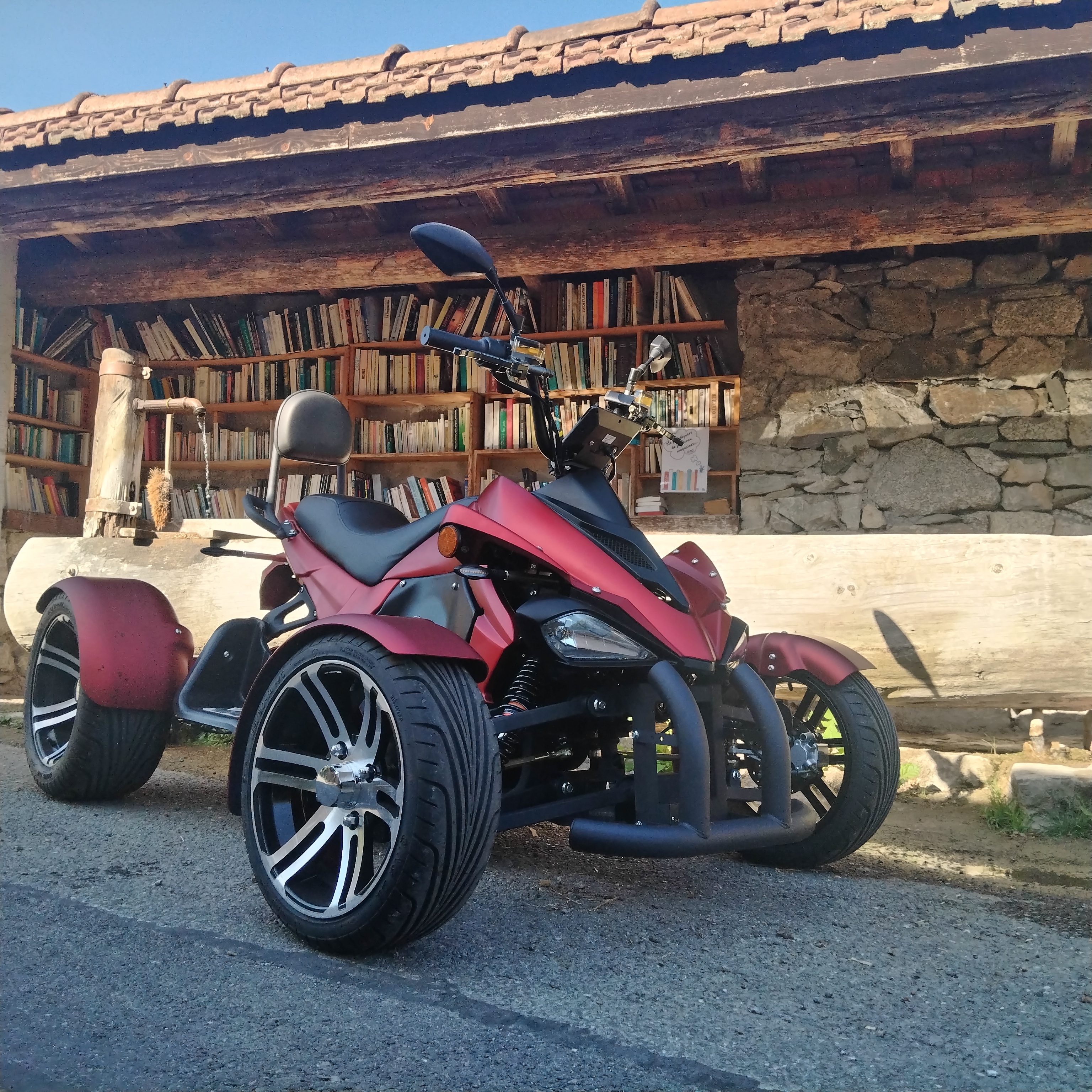 Quad électrique devant un chalet de montagne