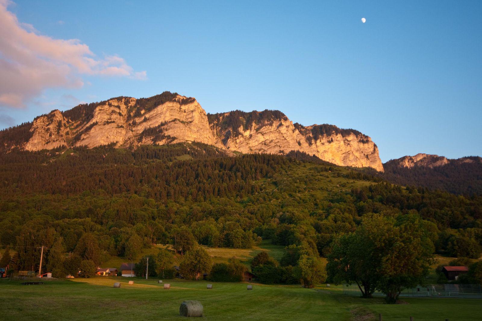 Quad électrique au pied des montagnes du Chablais